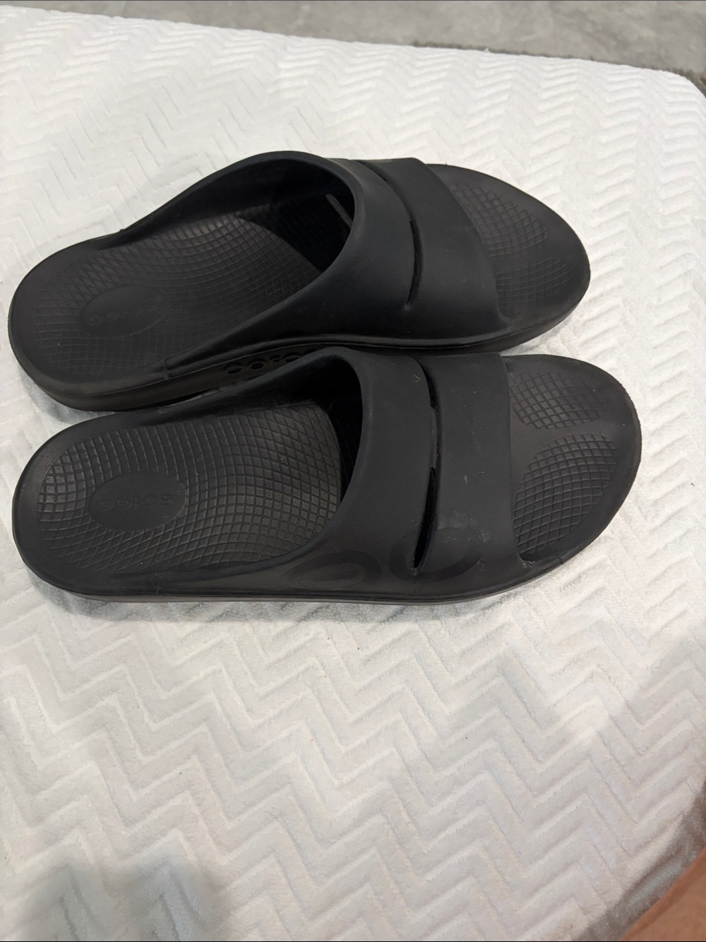 OOFOS. Matte Black Slide Sandals with Circular Accent size 13 MENS